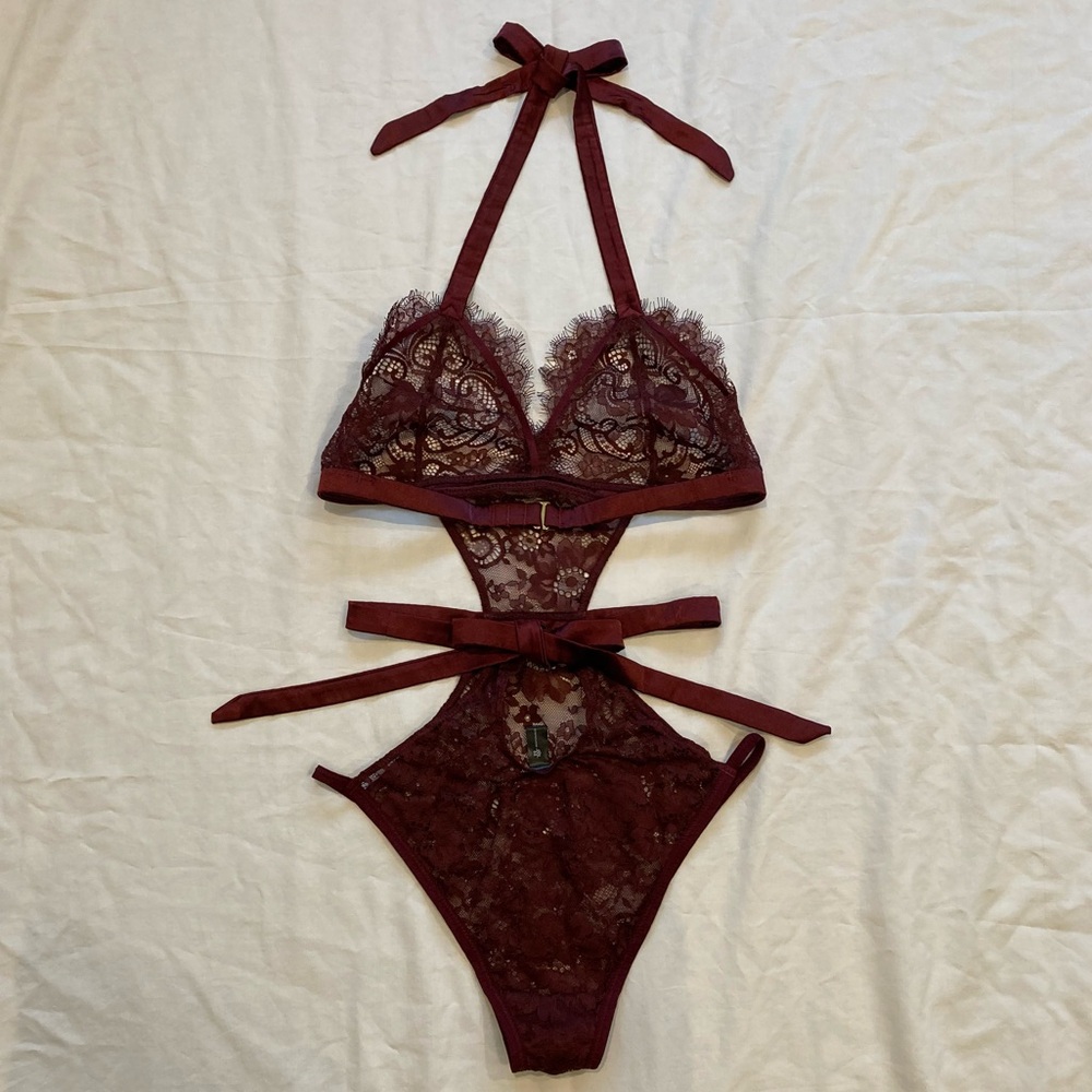 Mentionables Unlined Eyelash Lace Halter Cutout Teddy in Burgundy M - Picture 3 of 5